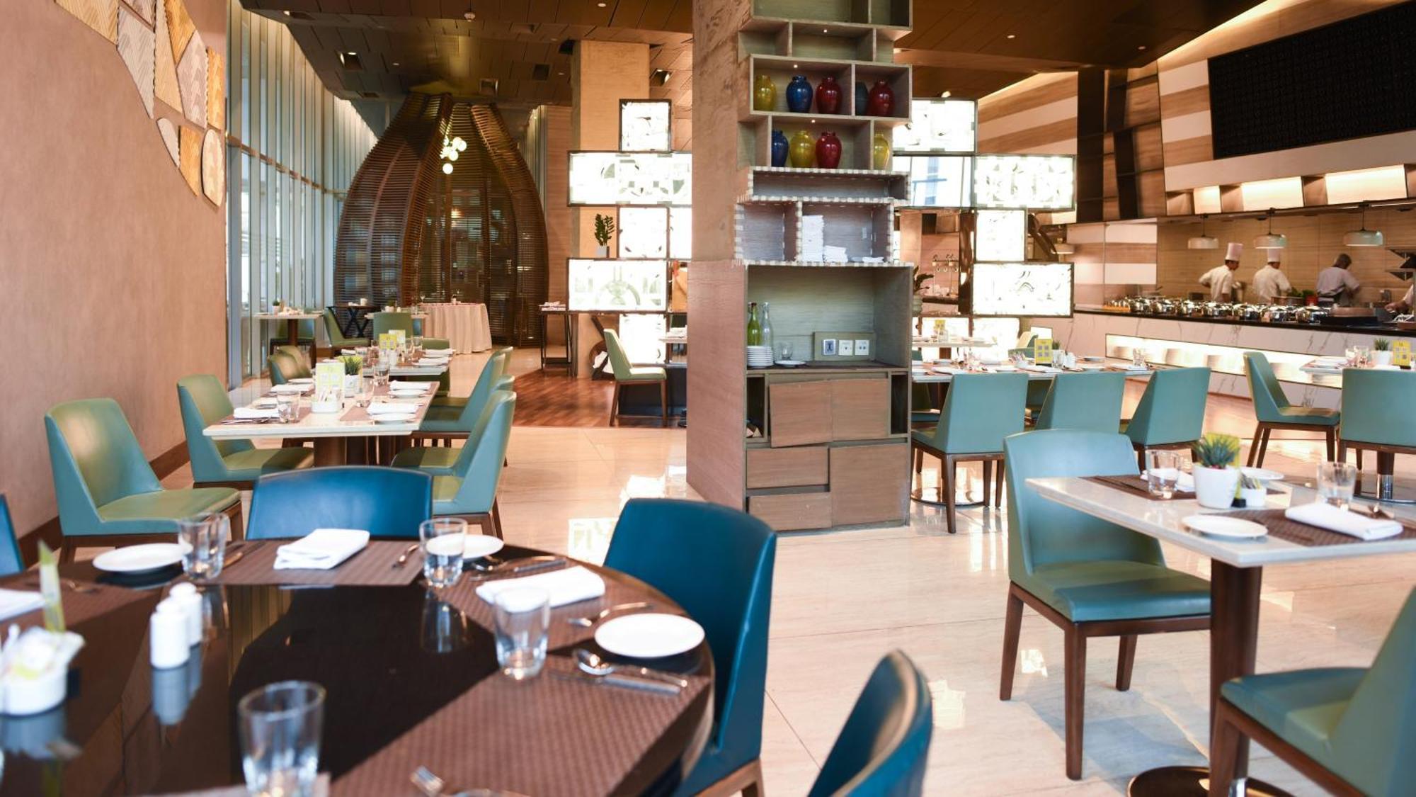 Holiday Inn New Delhi Aerocity By Ihg Exteriér fotografie The interior of the restaurant
