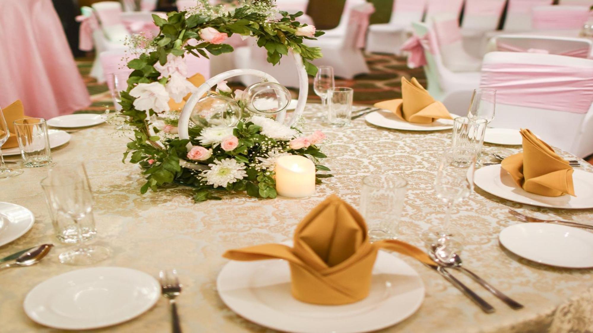 Holiday Inn New Delhi Aerocity By Ihg Exteriér fotografie A table set for a formal meal
