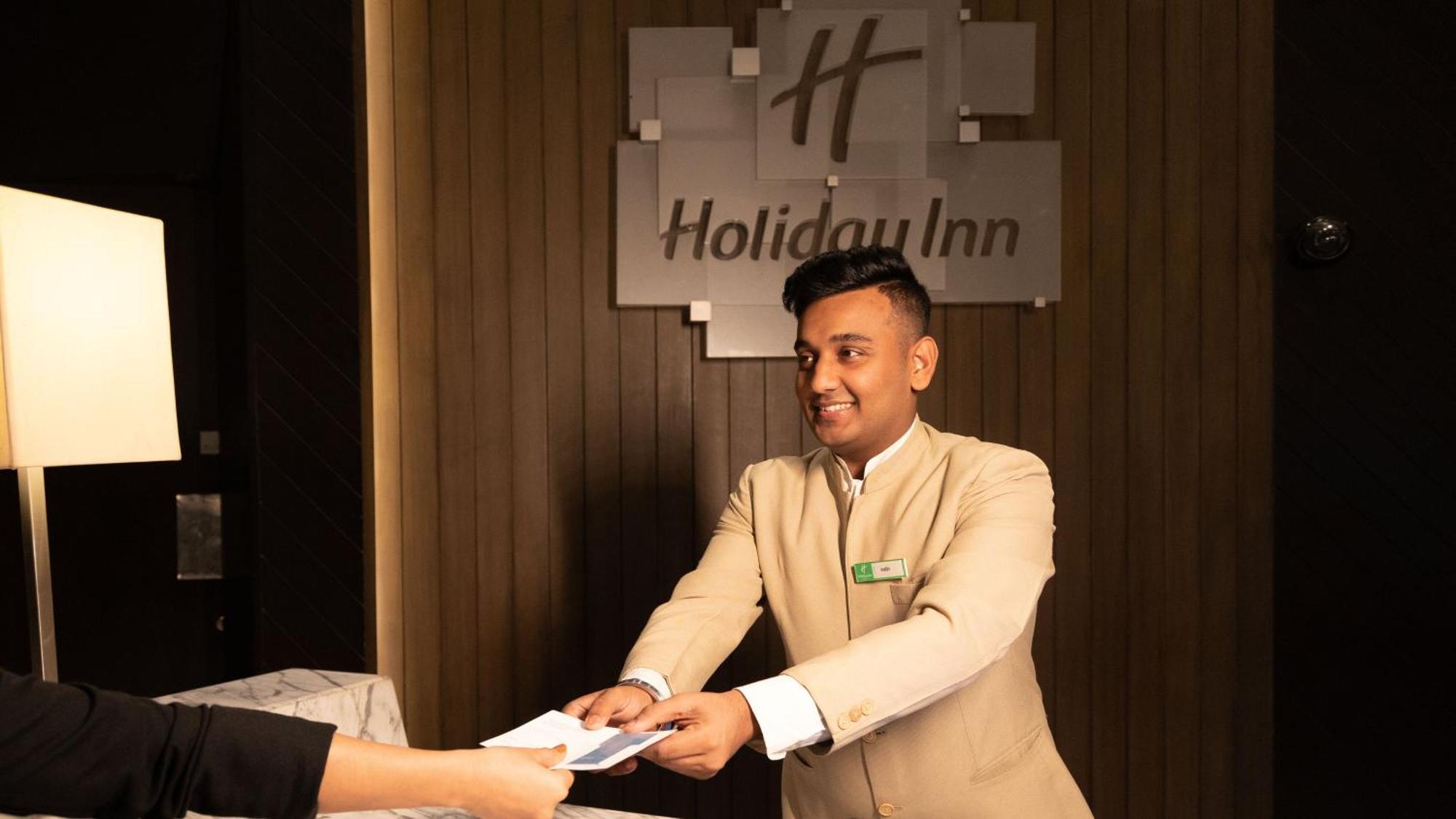 Holiday Inn New Delhi Aerocity By Ihg Exteriér fotografie A hotel manager at work