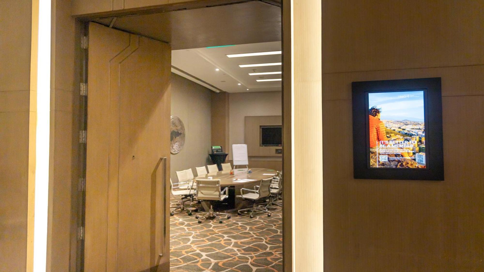 Holiday Inn New Delhi Aerocity By Ihg Exteriér fotografie A meeting room at the headquarters of the International Centre for Integrated Assessment and Sustainable Development (ICCIAS) in Bonn, Germany