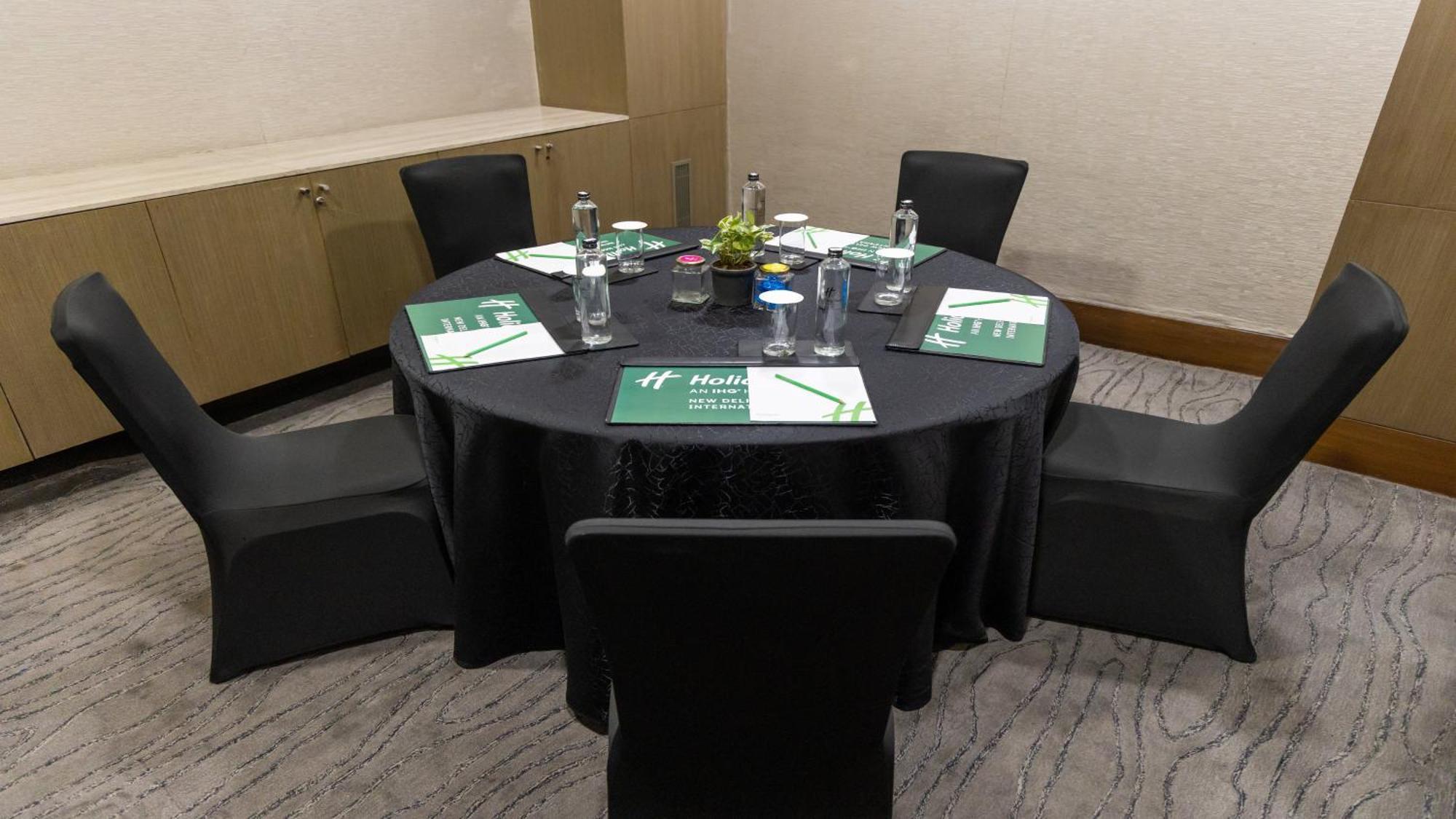 Holiday Inn New Delhi Aerocity By Ihg Exteriér fotografie A meeting room at a hotel